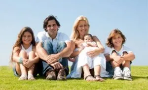 Libérate de la carga de los juicios. Al juzgar impones el bien y el mal a situaciones que simplemente son. Todo se puede entender y perdonar, pero cuando juzgas te apartas de la comprensión y anulas el proceso de aprender a amar. Al juzgar a otros reflejas tu falta de autoaceptación.Recuerda que cada persona a la que perdones aumenta tu amor a ti mismo. -Deepak Chopra
