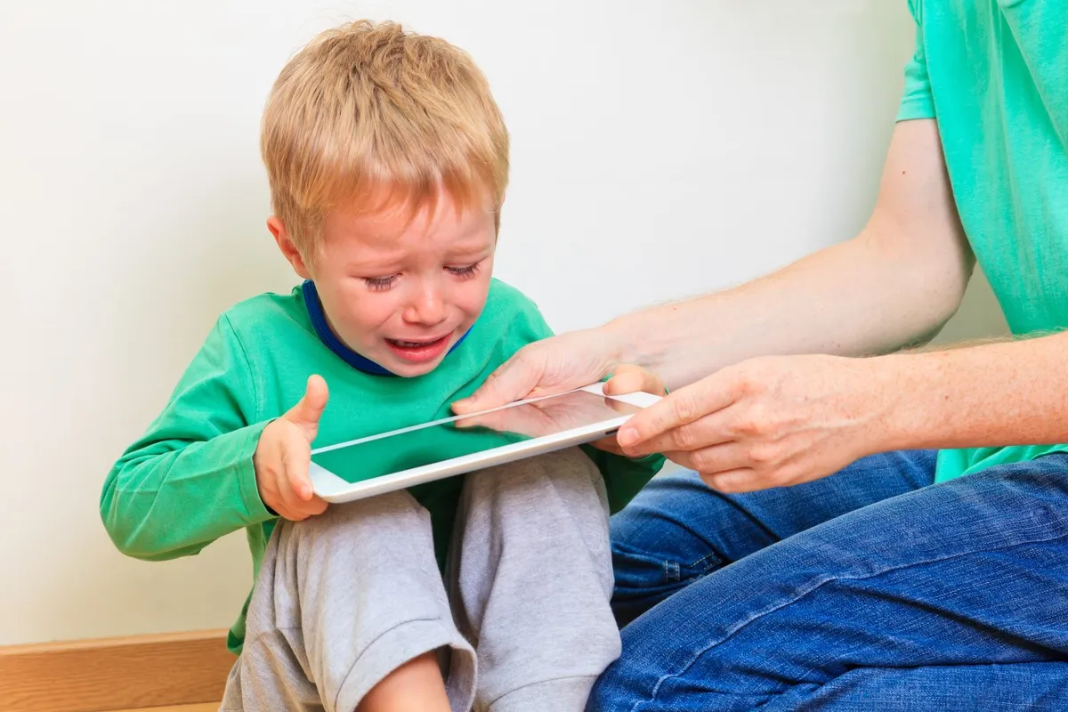 ¿CALMAS A LOS NIÑOS CON UN CELULAR O UNA TABLET?