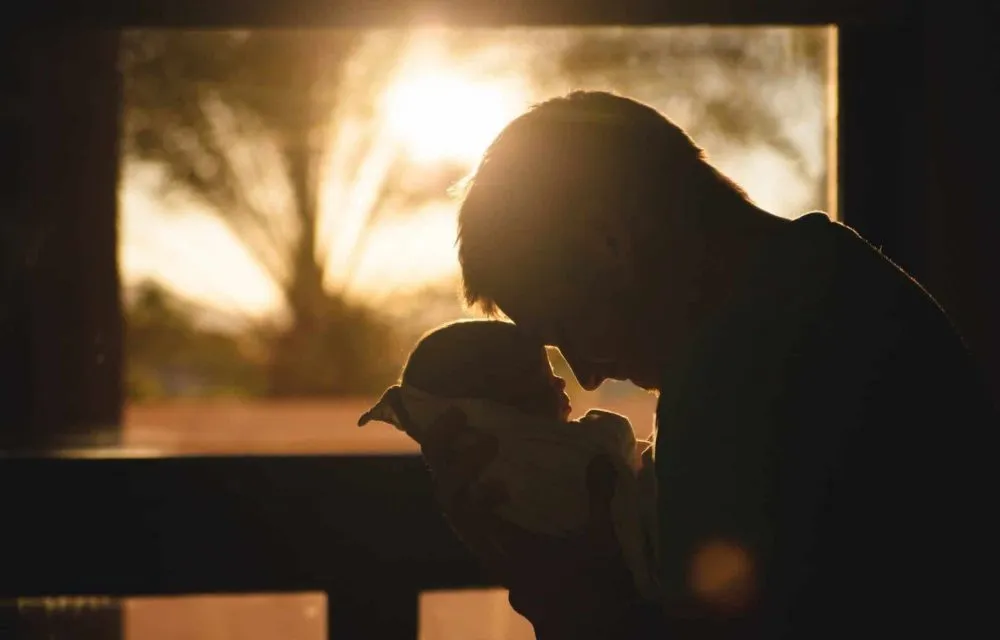 SABÍAS QUE LOS BEBÉS QUE JUEGAN CON SU PAPÁ APRENDEN MÁS RÁPIDO