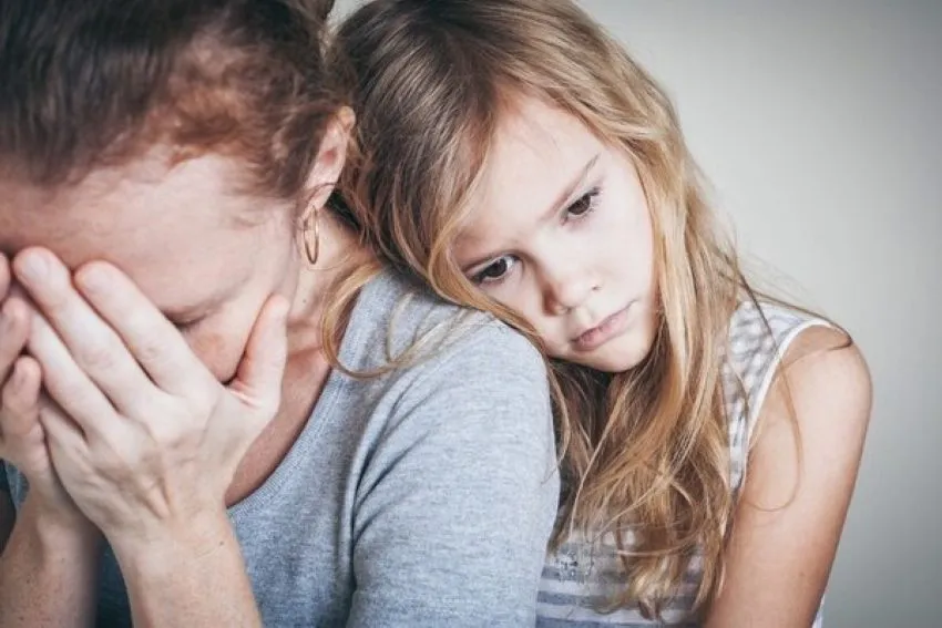 ¿FUISTE UN HIJO ESPONJA, HIJO PSICÓLOGO O CONTENEDOR EMOCIONAL FAMILIAR?