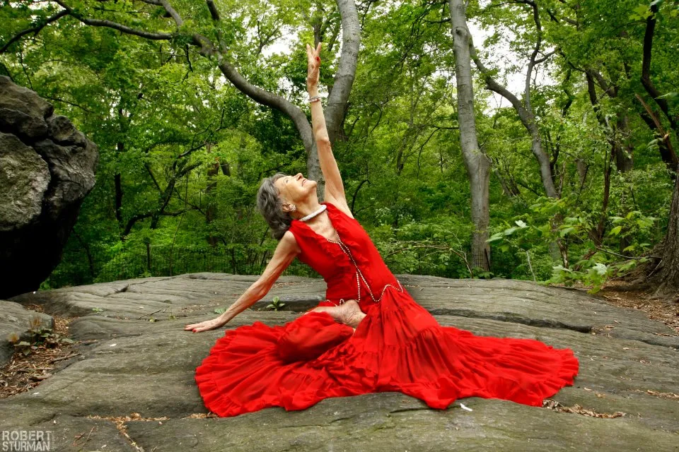 3 CONSEJOS DE LA PROFESORA DE YOGA MÁS ANTIGUA DEL MUNDO PARA LOGRAR LA FELICIDAD 2026 3 CONSEJOS DE LA PROFESORA DE YOGA MÁS ANTIGUA DEL MUNDO PARA LOGRAR LA FELICIDAD