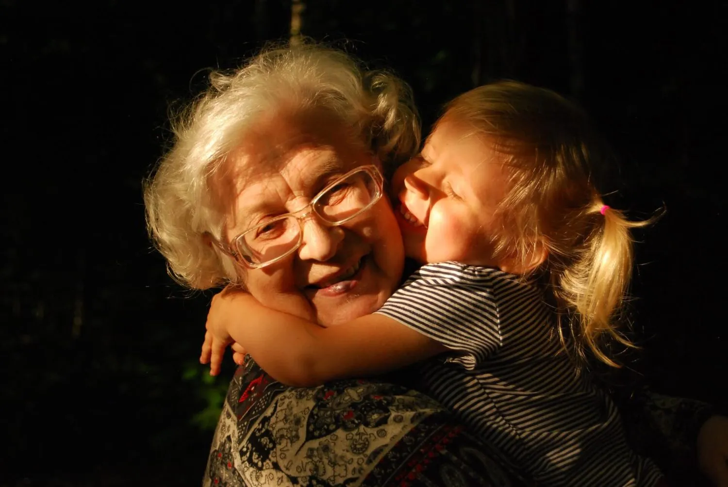 CRECER CERCA DE LOS ABUELOS: LA FELICIDAD QUE APORTAN A LA VIDA DE LOS NIETOS