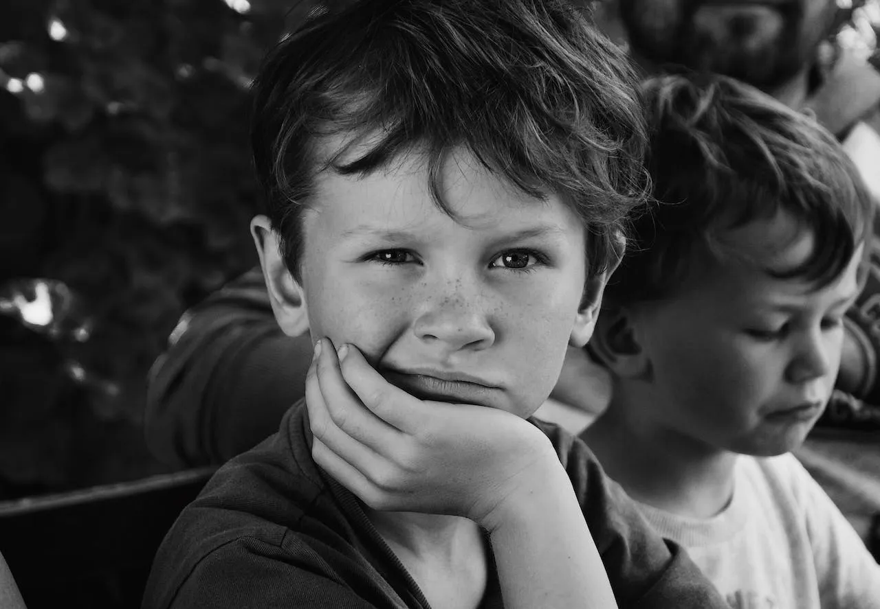 ENTRE INFANCIA Y MADUREZ: EL ROL DEL HERMANO MAYOR COMO FIGURA PARENTAL