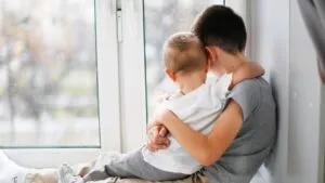 ENTRE INFANCIA Y MADUREZ: EL ROL DEL HERMANO MAYOR COMO FIGURA PARENTAL