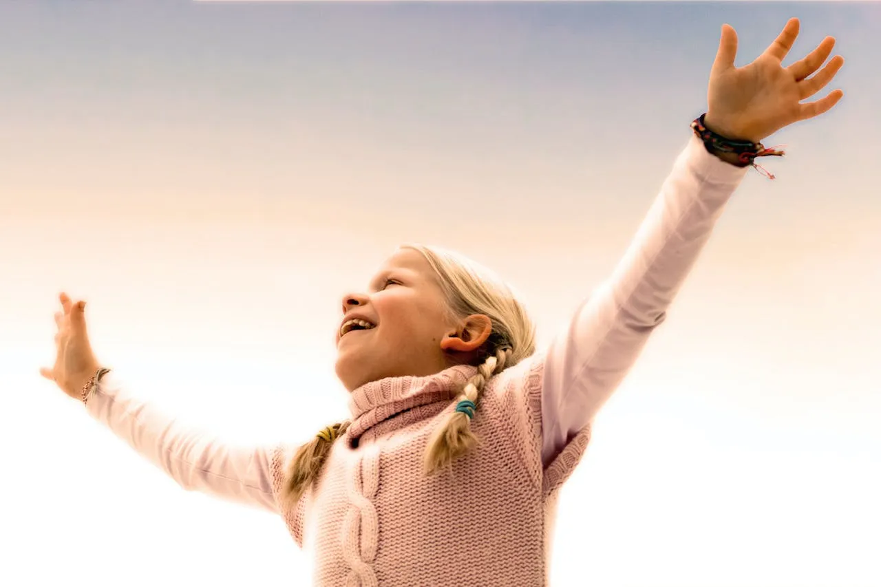 NIÑOS FELICES: ABRAZANDO LA ALEGRÍA EN LUGAR DE PERFECCIÓN